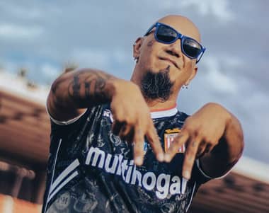 Curicó Unido hace historia al lanzar camiseta inspirada en emblemáticas bandas rockeras de la ciudad