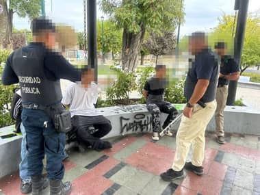 Jóvene fueron sorprendidos rayando pérgola en plaza Luis Cruz Martínez de Curicó