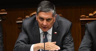 Ministro Alvarado responde a críticas por vínculo con empresa de combustibles