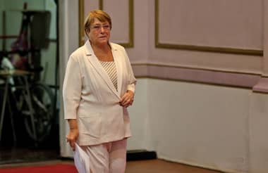 Michelle Bachelet critica remoción de directora de Sernameg en tratamiento oncológico