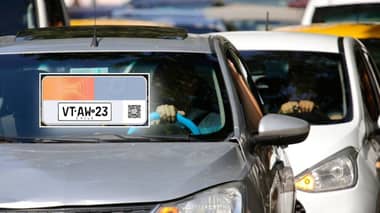 Casa de Moneda implementa tercera placa patente para combatir estafas y clonaciones