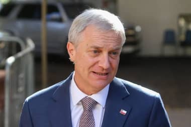 Aprobación de Presidente Kast cae a 43% según encuesta