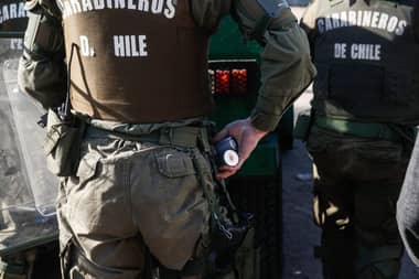 Carabinero sufre grave herida en pierna durante altercado en Alameda