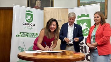 Seremi del Medio Ambiente y alcalde de Curicó firmaron convenio para proyectar plan de municipio sustentable