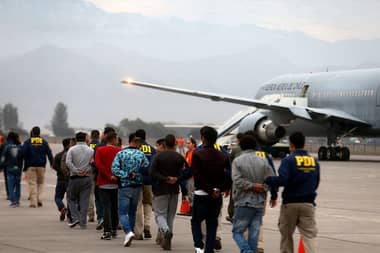 Gobierno inicia expulsiones aéreas de migrantes irregulares