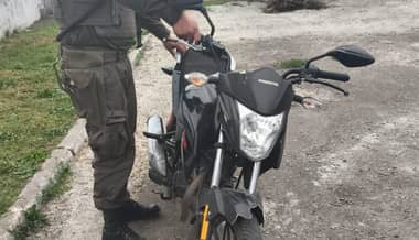 Curicó: Detienen a sujeto circulando a alta velocidad en motocicleta que acababa de ser sustraída