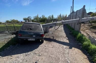 Choque en Tutuquén: Joven pierde el control y derriba poste en Callejón La Fragua