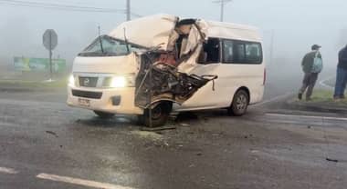 Milagroso escape: Conductor de furgón sobrevive a violento choque con camión en Teno