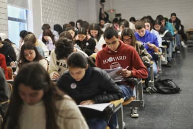 Tesorería inicia cobro judicial a deudores del CAE con sueldos sobre 5 millones