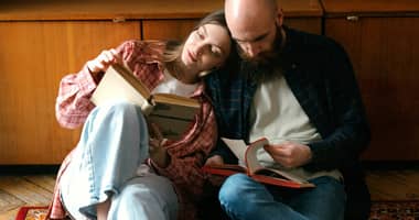 Jóvenes priorizan la conexión mental sobre el físico al buscar pareja, revela estudio