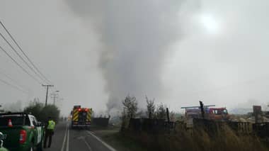 Voraz incendio consume vivienda de material ligero en Teno