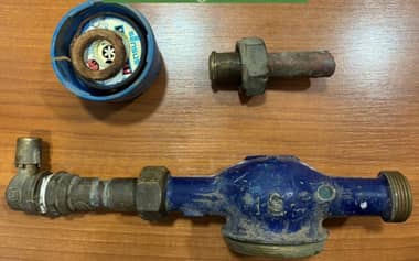 Carabinero de franco persigue y reduce a delincuente que robaba medidor de agua