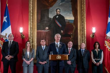 Gobierno intensifica negociaciones por megarreforma y se reúne con el Frente Amplio