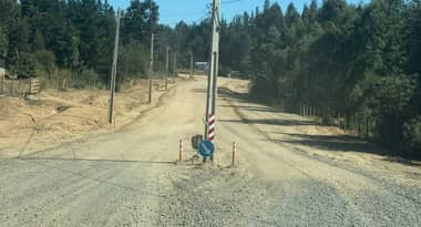 Advierten peligro de accidentes por postes instalados en medio de la calzada
