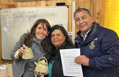 Alcalde de Teno formaliza peticiones de vecinos ante la primera dama María Pía Adriasola