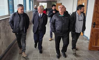 Autoridades inspeccionan obras de mejoramiento en la Escuela Brasil de Curicó