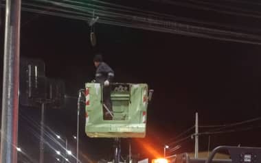 Operativo nocturno: Municipalidad de Curicó retira zapatillas del tendido eléctrico