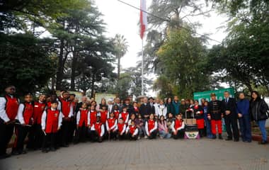 Masiva concurrencia marca tradicional izamiento de la bandera en Curicó