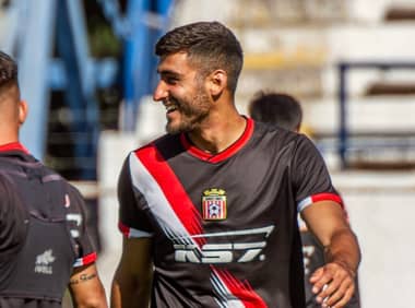 Curicó Unido buscará nuevo refuerzo tras operación de ligamento del volante Braulio Guisolfo