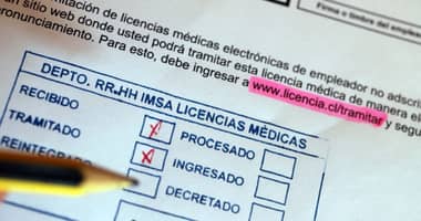 Alcalde de Constitución suspende a 16 funcionarios tras comprobar uso de licencias médicas para viajar al extranjero