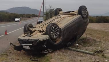 Conductora resulta lesionada tras volcar e impactar un poste en la ruta J-70-I de Hualañé