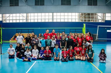 Más de 100 jóvenes voleibolistas compartieron con seleccionadas nacionales