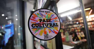 Pase Cultural: Jóvenes de 18 y 19 años pueden solicitar $50.000 para cultura en su CuentaRUT