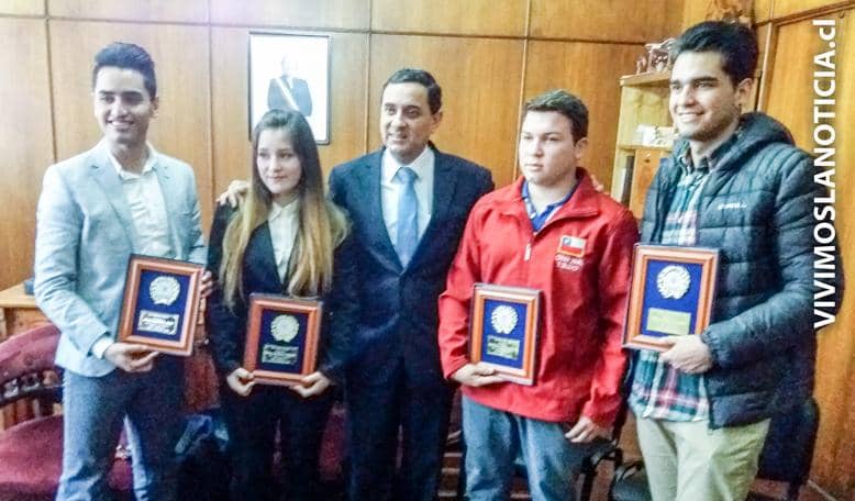 Entregan reconocimiento a deportistas curicanos
