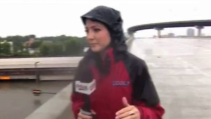 [VIDEO] Periodista salva a camionero atrapado por inundaciones en Texas