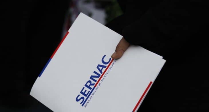Sernac denuncia a sitios web que venden camisetas de fútbol por uso ilegal del logo institucional