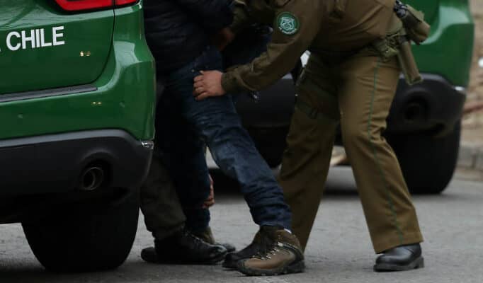 Conductor en estado de ebriedad intentó atropellar a carabinero y huir de control en Linares