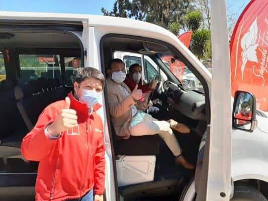 Municipalidad de Sagrada Familia recibió cuatro minibuses y una camioneta que reforzarán eventual retorno a clases