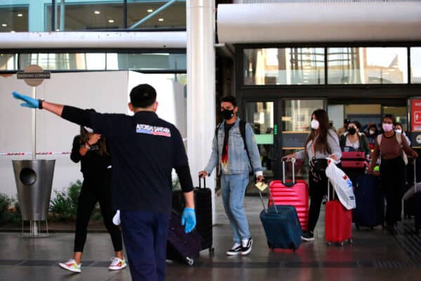 Colapso en aeropuerto de Santiago: Asociación de Funcionarios de Aeronáutica Civil piden al Gobierno el cierre de este