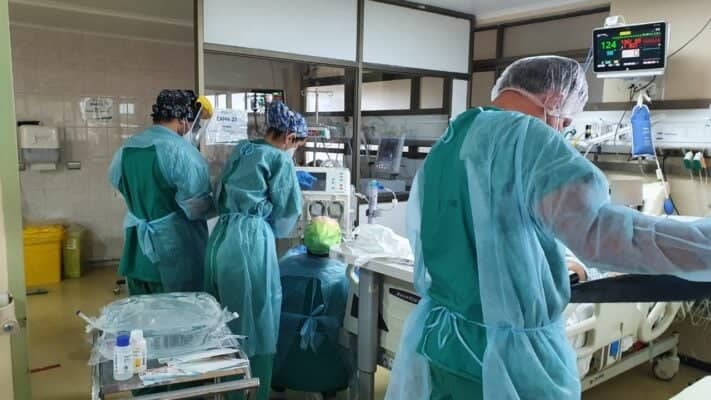 Aumento de hospitalizados por Covid-19 en Curicó agota cupos de camas UCI