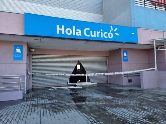 Bomberos de Curicó advierten que seguirán rebrotes de incendio en supermercado Líder si no se retiran escombros