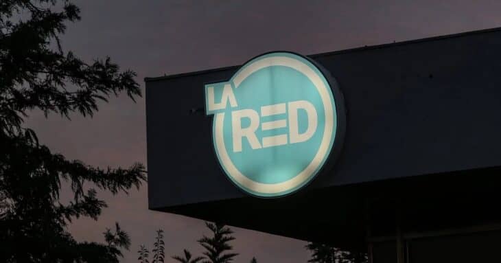 Crisis en La Red: despiden a medio centenar de empleados en medio de huelga