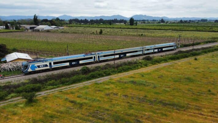 Hombre muere atropellado por tren de pasajeros en Teno