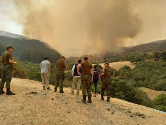 Dos incendios forestales continúan con alerta roja en la región del Maule