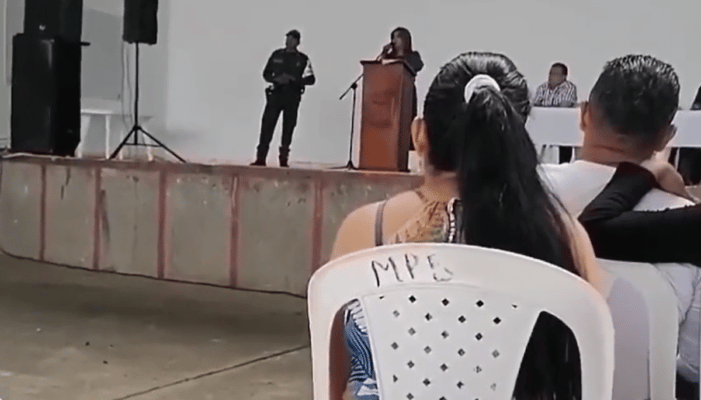 "Vayan a otro colegio": Rectora prohibió a los alumnos el uso de celulares y el pelo largo o teñido
