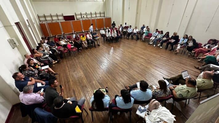 Carabineros, Daem y directores dialogan sobre prevención de delitos en los establecimientos de Curicó.