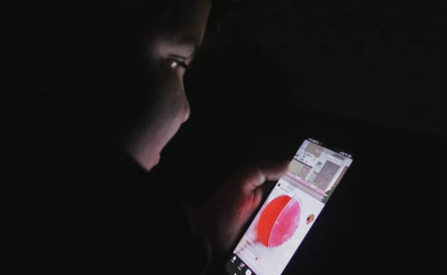 Colegio prohibió que estudiantes usen celulares: Son dejados en una caja hasta terminar la jornada