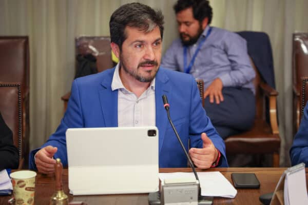 Diputado Hugo Rey denunció ante Fiscalía a sujeto que cortó cadáver de perro en Curicó