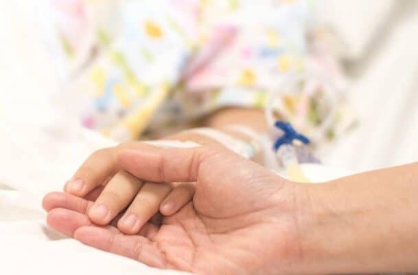 Niña de 6 años en estado grave tras recibir bala loca en San Javier