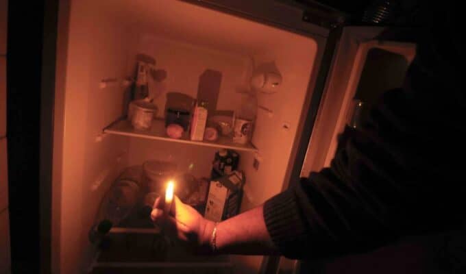 Sernac demanda a CGE por masivos cortes de luz en agosto y exige compensaciones para miles de clientes