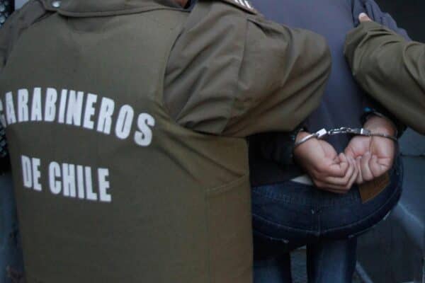 Persecución cinematográfica: Carabineros recupera camioneta de encomiendas robada con $20 millones en especies