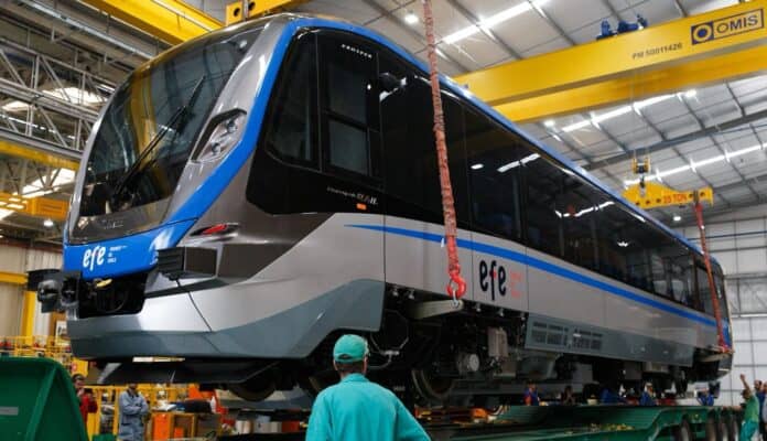 Modernización del ramal Talca-Constitución: Llega a Chile el primero de los nuevos buscarriles