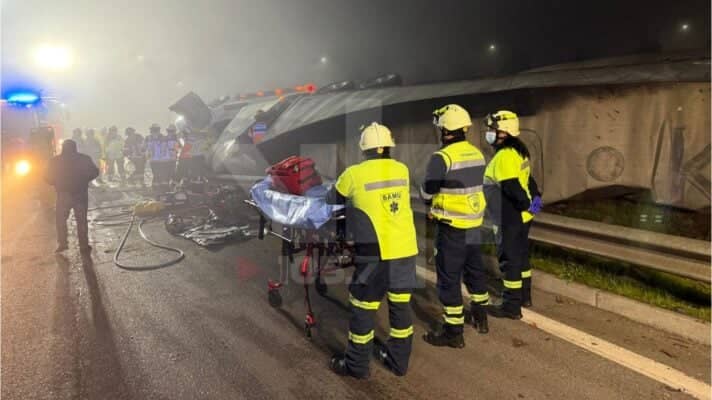 Camión con 20 toneladas de azúcar se vuelca en Ruta 5 Sur: conductor rescatado tras más de una hora atrapado
