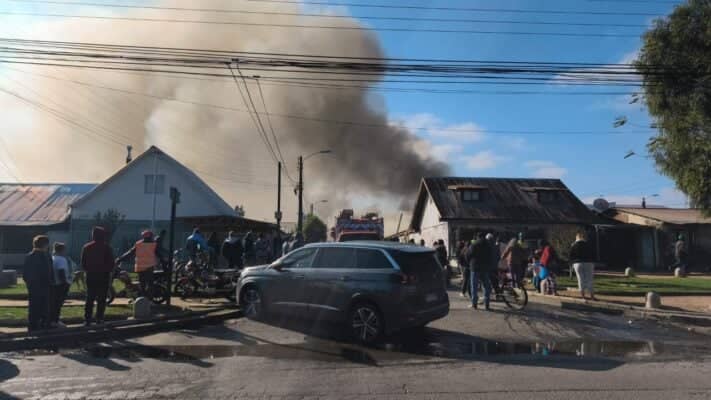 Voraz incendio deja a tres adultos mayores damnificados en población Aguas Negras de Curicó