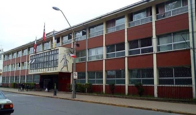 Violenta pelea en Liceo Fernando Lazcano de Curicó deja a dos estudiantes lesionadas