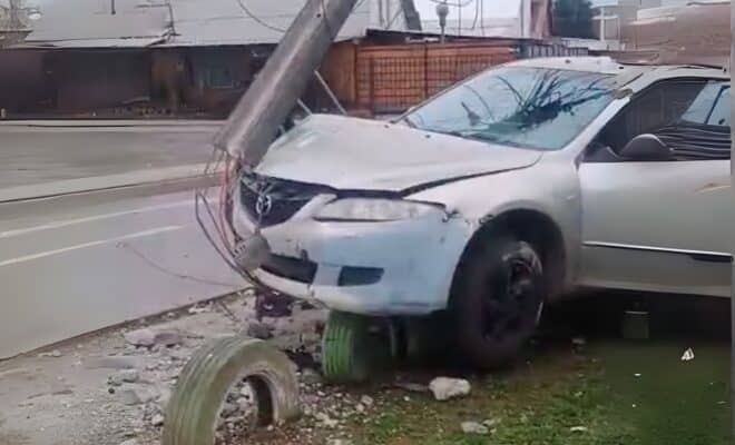 Impactante accidente en Molina: Conductor sin licencia arranca poste en Villa Piedra Azul